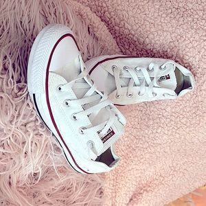 Unisex converse in good condition size 4 men 6 women.